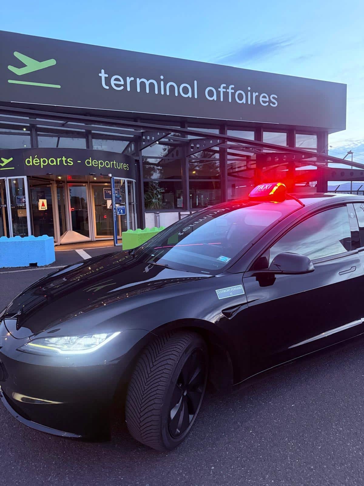 Taxi Tesla au terminal affaires de l'aéroport Clermont-Ferrand Auvergne à Aulnat – Drive4You63