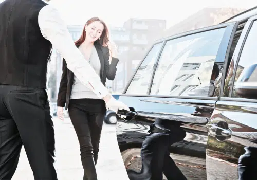 VTC à Clermont Ferrand - Jeune femme montant dans une voiture