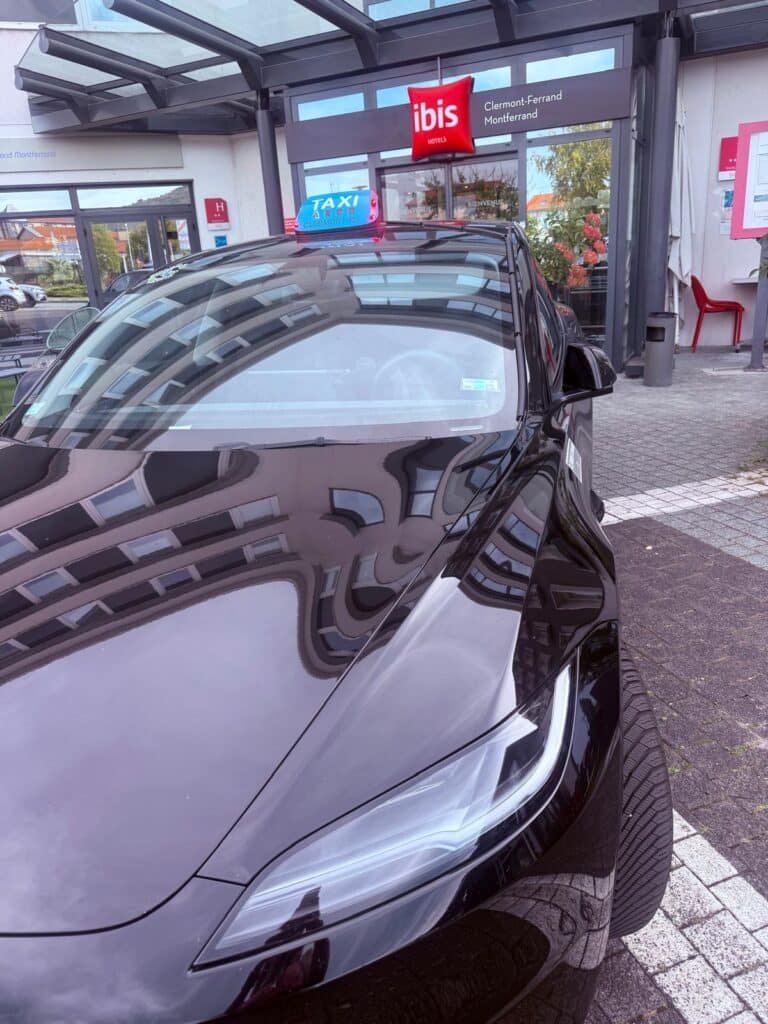 chauffeur professionnel taxi-tesla-a proximité hotel ibis .jpg