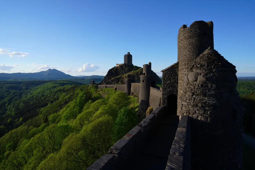 Château de Murol sur promontoire volcanique