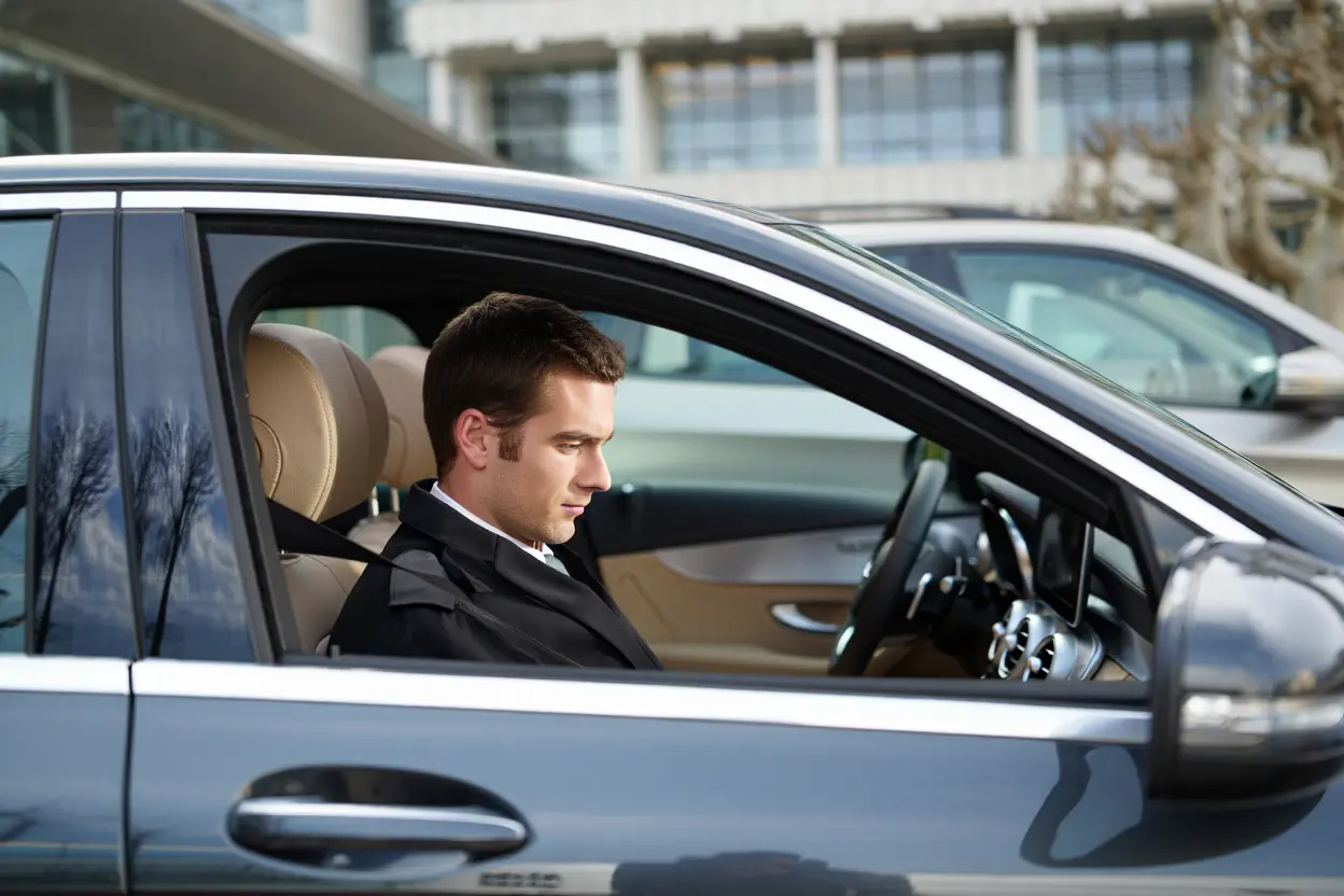 Chauffeur professionnel en berline premium