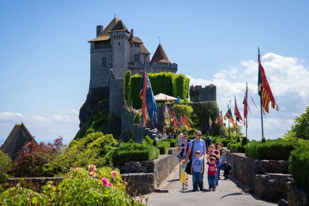 Château médiéval du Puy-de-Dôme avec familles
