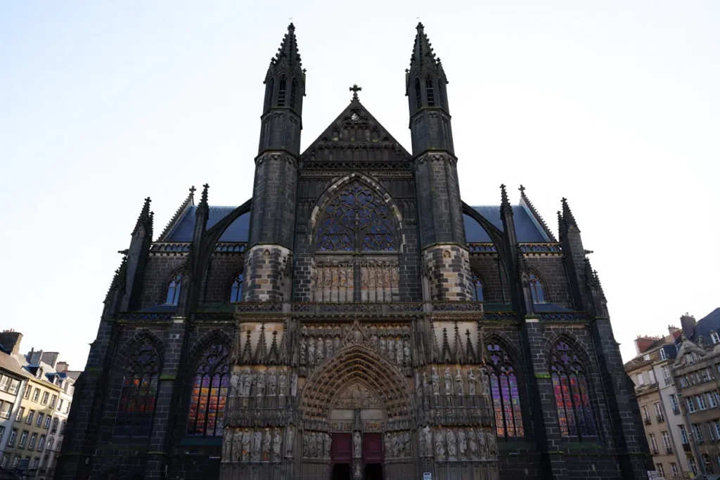 Cathédrale gothique en pierre noire