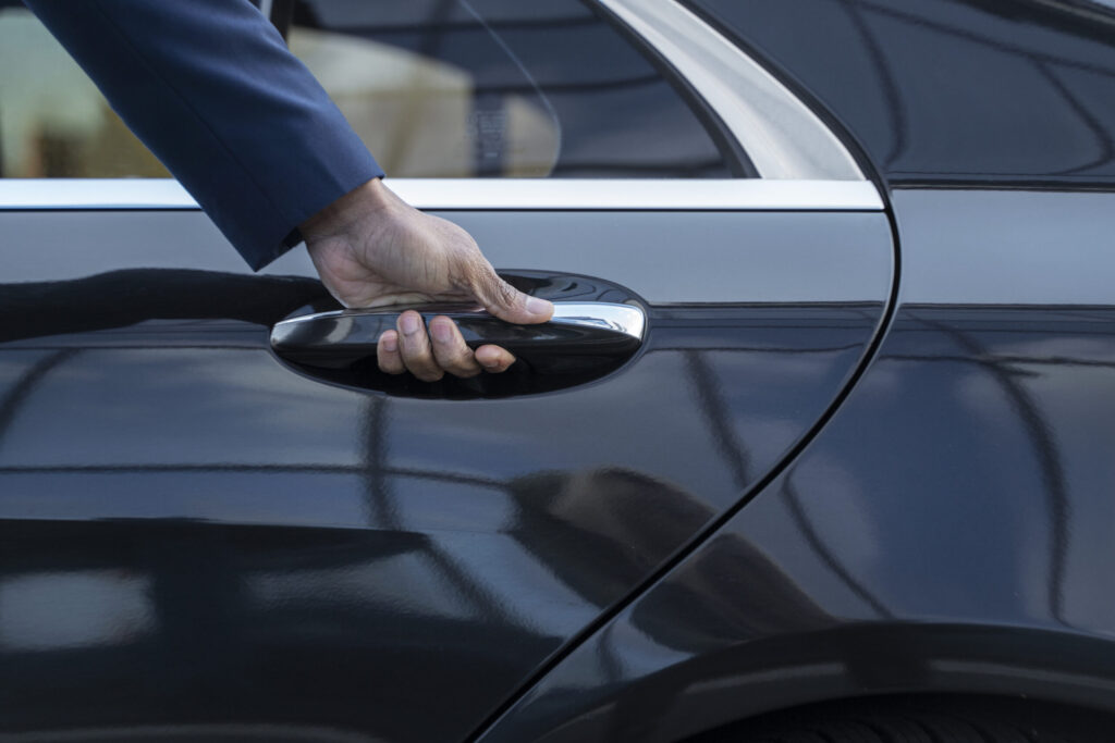 chauffeur uber elegant donnant un taxi